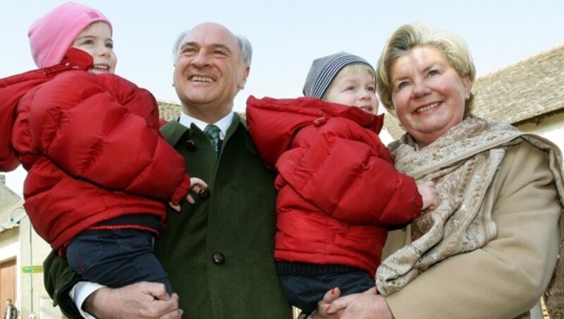 Pröll mit Enkeln Anna Maria und Johannes sowie Gattin Elisabeth (Bild: APA/HELMUT FOHRINGER)