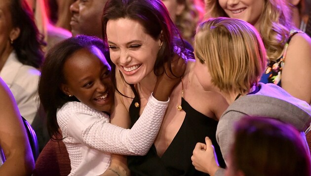 Angelina Jolie mit ihren Töchtern Zahara und Shiloh (Bild: Kevin Winter/Getty Images/AFP)