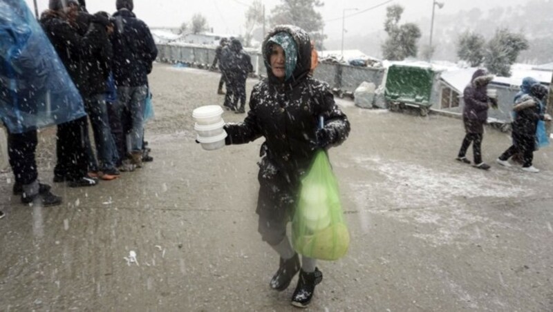 Frierende Flüchtlinge im Lager Moria auf Lesbos (Bild: APA/AFP/STR)