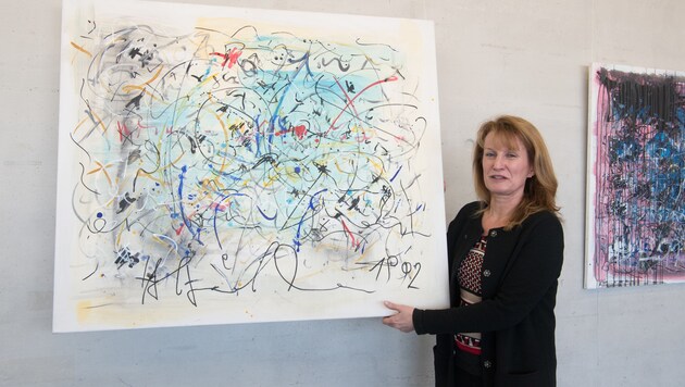 Anita Gach vom Bundeskriminalamt mit einem der sichergestellten gefälschten Staudacher-Gemälde. (Bild: Werner Kerschbaummayr)