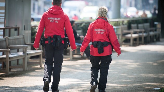 Der Ordnungsdienst muss bei Kontrollen die roten Jacken tragen. (Bild: Werner Kerschbaummayr)