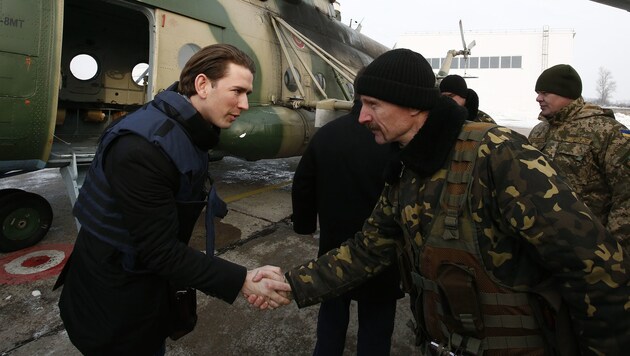 Außenminister Kurz während seines Besuchs in der Ostukraine (Bild: APA/BMEIA/DRAGAN TATIC)