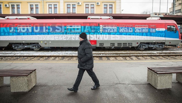 Dieser Zug sorgt für Aufregung im Kosovo. (Bild: APA/AFP/OLIVER BUNIC)
