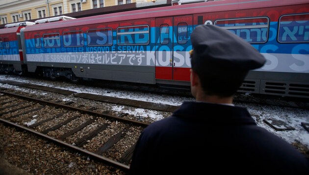Der Personenzug trug die Aufschrift "Kosovo ist Serbien". (Bild: The Associated Press)