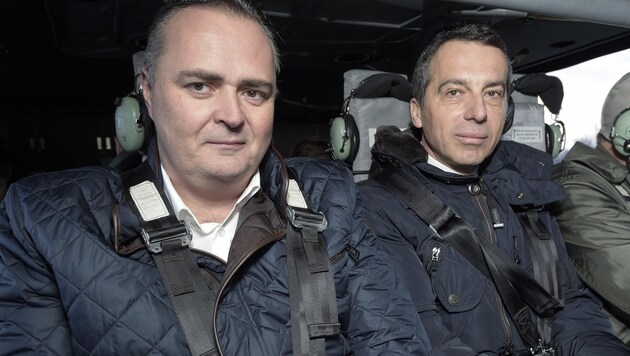Verteidigungsminister Hans Peter Doskozil und Kanzler Christian Kern auf dem Weg zum Geheimbunker (Bild: APA/BUNDESHEER/PUSCH)