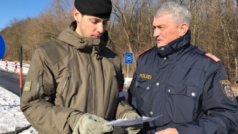 Wolfgang Dragosits (rechts), Einsatzleiter der Polizei (Bild: Christian Schulter)