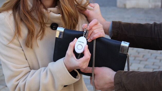 Mit Hilfe der Taschenalarme können Frauen bei Belästigung Alarm schlagen und Angreifer vertreiben. (Bild: Gemeinsam.Sicher)