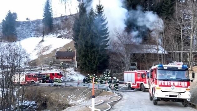 Die Flammen vernichteten nicht nur Scheune samt Werkstatt, sondern auch ein Auto. (Bild: FF Oberdrauburg)