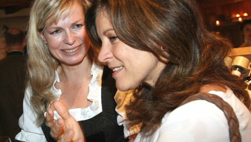 Claudia Reiterer (li.) mit Ingrid Thurnher (Bild: APA/OLIVER WOLF)