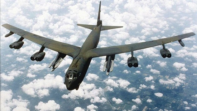 Eine achtstrahlige, mit Raketen bestückte B-52 (Bild: US Air Force)