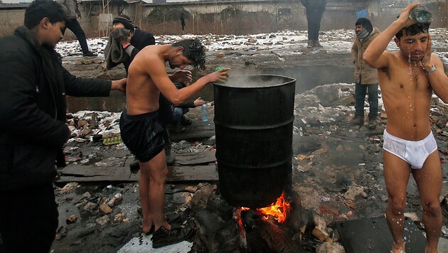 Migranten in Serbien harren bei Eiseskälte aus (Bild: The Associated Press)