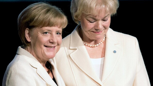 Ein Bild aus besseren Tagen: Bundeskanzlerin Angela Merkel und Erika Steinbach im Jahr 2014. (Bild: APA/dpa)