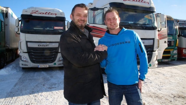 Markus Egger und Christian Brunner (rechts) stoppten mit ihren beiden Lastwagen einen Geisterfahrer. (Bild: Kronenzeitung)