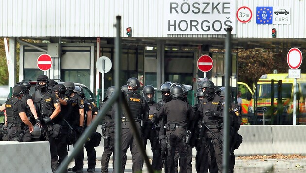 Schwer bewaffnete ungarische Spezialeinheiten am Grenzübergang Röszke (Bild: AFP (Archivbild))