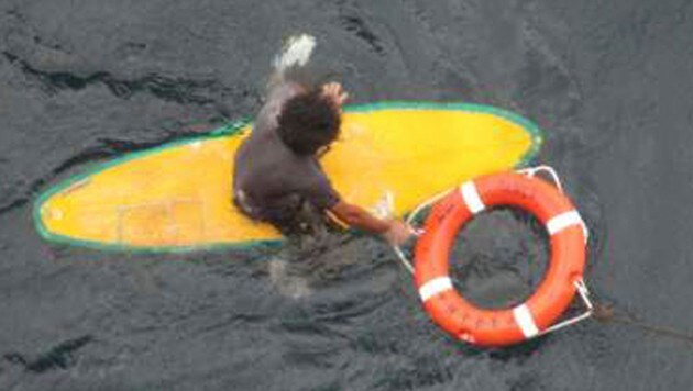 Der Surfer kam gegen die hohen Wellen nicht an und wurde von der Strömung abgetrieben. (Bild: AP)