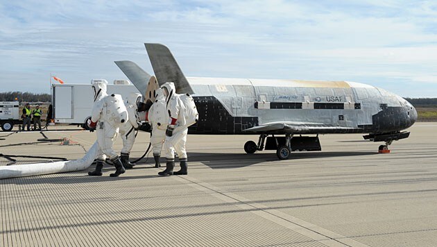 Das Mini-Shuttle X-37B nach der Landung am 17. Oktober 2014 (Bild: Boeing)