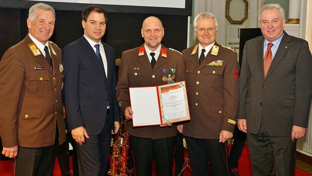 Franz Ganster (Mitte) wurde am Freitag für seinen Einsatz als Lebensretter geehrt. (Bild: LFV/Franz Fink)