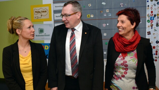 LR Johannes Tratter, Miriam Auer (links) und Edith Pedevilla besprechen das Projekt â01EVeraâ01C. (Bild: Andreas Fischer)