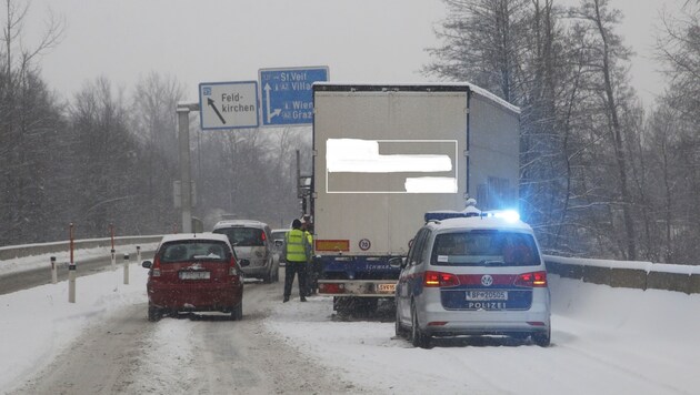 Bei der A2-Auffahrt "Klagenfurt Nord" krachte ein Lkw gegen die Leitschiene. (Bild: Uta Rojsek-Wiedergut)