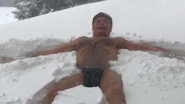 David Hasselhoff wälzt sich im Schnee. (Bild: instagram/davidhasselhoff)
