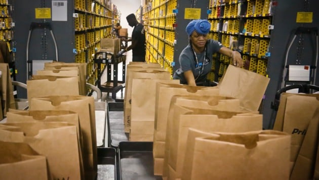 Ein Logistiklager des US-Konzerns Amazon (Bild: AP)