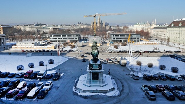 Der Bau der Parlamentsbüros auf dem Heldenplatz sorgt für Debatten. (Bild: Klemens Groh)