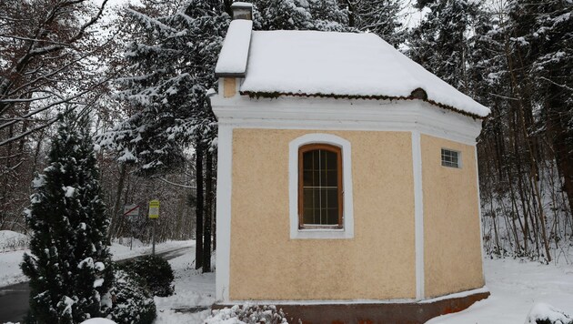 Krippenfiguren, Bilder und eine Marienstatue wurden aus der Kapelle am Braunauer Rennerweg gestohlen (Bild: Daniel Scharinger)