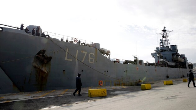 Dieses Kriegsschiff ankert derzeit im Hafen von Lesbos und wartet auf Flüchtlinge. (Bild: ASSOCIATED PRESS)