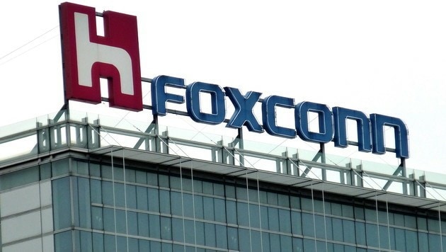 Foxconn aus Taiwan baut als Auftragsfertiger die Hardware zahlreicher bekannter Elektronikmarken zusammen. Ein iPhone-Werk in Indien steht momentan still. (Bild: APA/EPA/DAVID CHANG)