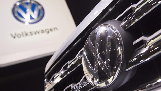 Bei der VW-Tochter Porsche denkt man offenbar darüber nach, Google komplett zu integrieren. (Bild: APA/AFP/SAUL LOEB)