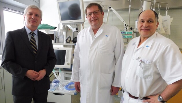 Erhard Prugger (AUVA) mit den UKH-Ärzten Stephan Kapral und Klaus Katzensteiner (von links). (Bild: Max Stöger)