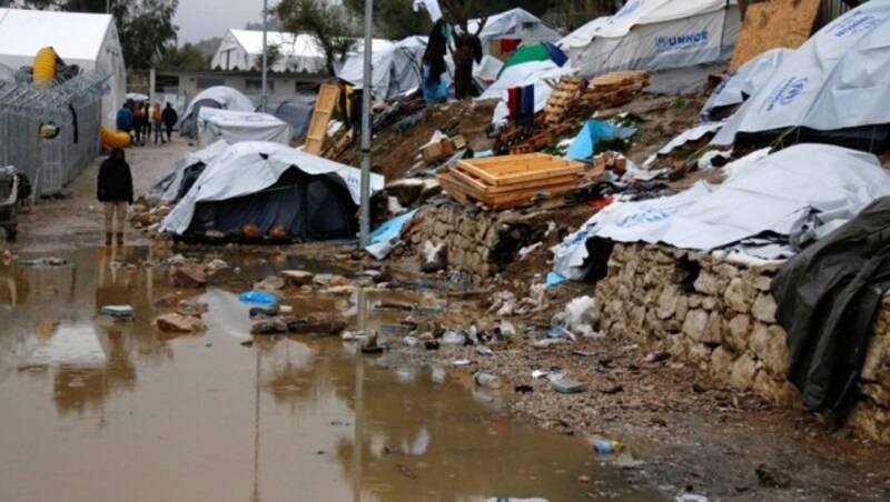 Das Lager Moria auf Lesbos versinkt nach den Schneefällen im Schlamm. (Bild: AP)