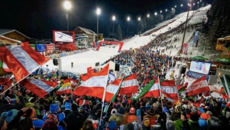 Der totale Fan-Wahnsinn in Flachau - ein rot-weiß-rotes Fahnenmeer! (Bild: Gerhard Schiel)