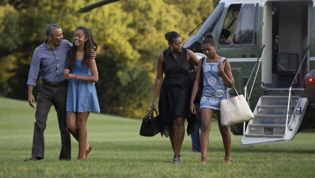 Obama mit Tochter Malia und First Lady Michelle mit Tochter Sasha (Bild: AP)