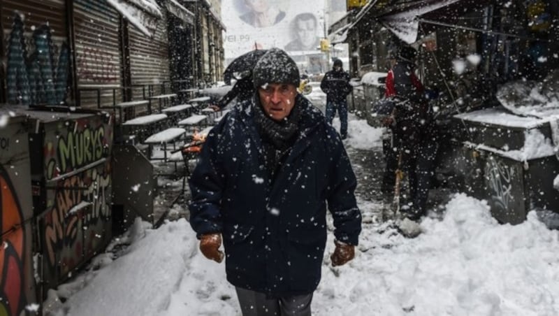 Schnee und Kälte halten Europa im Würgegriff. (Bild: APA/AFP/BULENT KILIC)