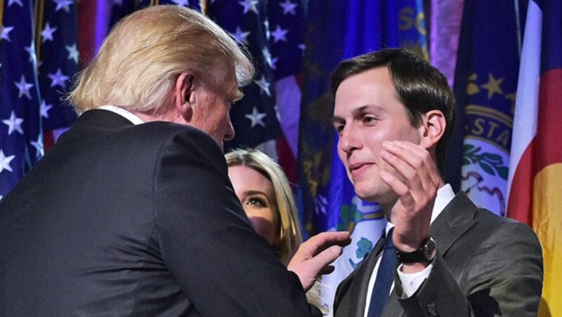 Donald Trump mit Jared Kushner (Bild: APA/AFP/MANDEL NGAN)