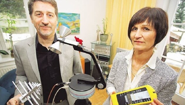 "Elektrosmog": FH-Professor Martin Duque und Ärztin Elisabeth Plank messen Strahlenbelastung (Bild: Max Grill)