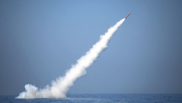 Die Rakete wurde kurze Zeit nach dem Unterwasser-Start aus dem Meer befördert. (Bild: APA/AFP/ISPR/HO)