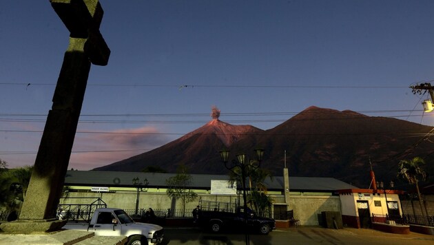 Guatemala: Am Vulkan Acatenango (rechts, links ist der Fuego zu sehen) sind sechs Menschen erfroren. (Bild: EPA)