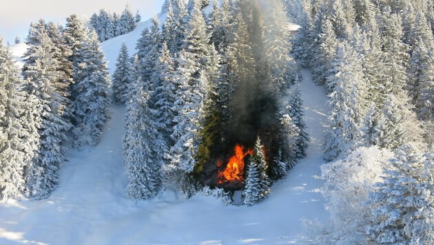 Mitten in der Winterlandschaft loderte das Feuer. (Bild: APA/LPD VORARLBERG)