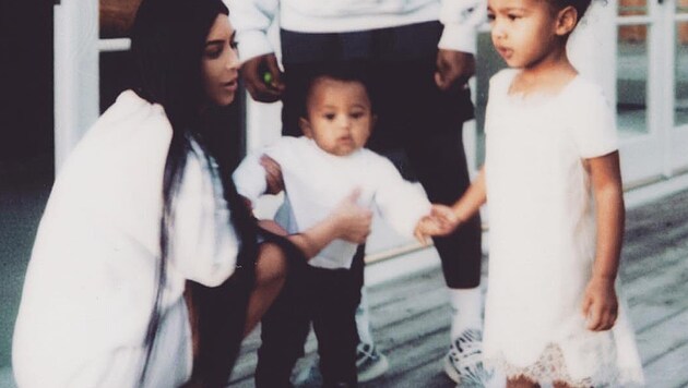 Mit diesem süßen Familienfoto meldet sich Kim Kardashian auf Instagram zurück. (Bild: instagram.com/kimkardashian)