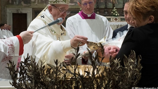 Der Papst bei der Taufe in der Sixtinischen Kapelle (Bild: APA/AFP/OSSERVATORE ROMANO/HO)