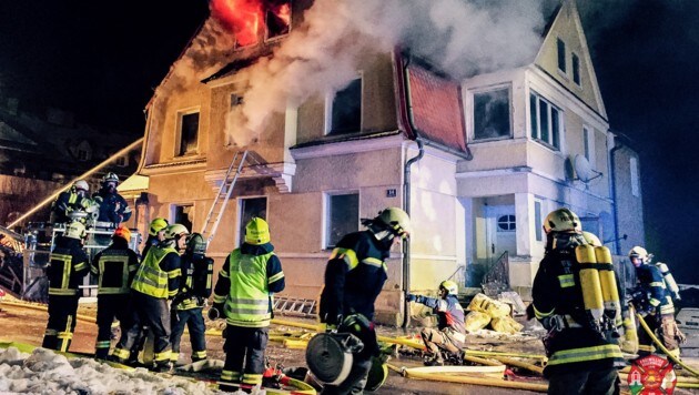 Aus dem baufälligen, etwa 100 Jahre alten Haus in schlugen die Flammen aus dem Dach. (Bild: Freiwillige Feuerwehr Bad Schallerbach)