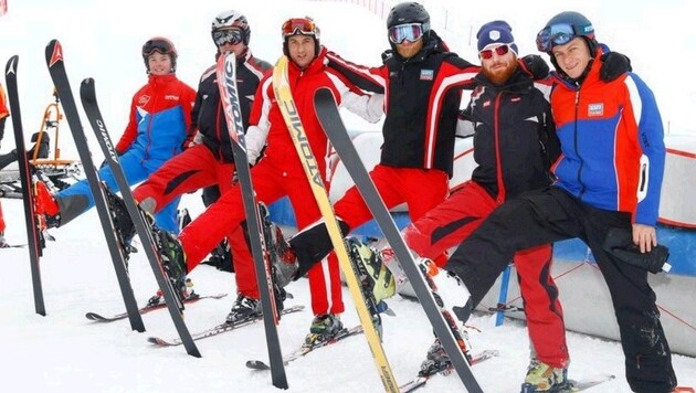 Rennleiter Martin Traninger (r.) mit ein paar der Dutzenden Helfer, die fürs perfekte Skifest sorgen (Bild: Gerhard Schiel)