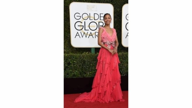 Zoe Saldana brachte mit ihrer pinken Robe von Gucci Farbe auf den roten Teppich. (Bild: AFP)