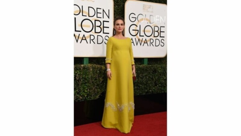 Natalie Portman setzte ihren Babybauch in einer senfgelben Robe von Prada in Szene. (Bild: AFP)