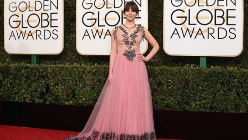 Felicity Jones in einer rosaroten Robe von Gucci (Bild: AFP)