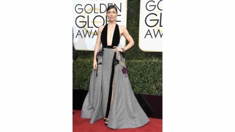 Jessica Biel ließ mit ihrer Robe tief blicken. (Bild: Jordan Strauss/Invision/AP)