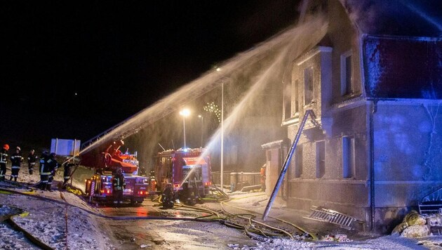 In Bad Schallerbach in Oberösterreich brannte ein Wohnhaus. (Bild: APA/MARKUS HANETSEDER)