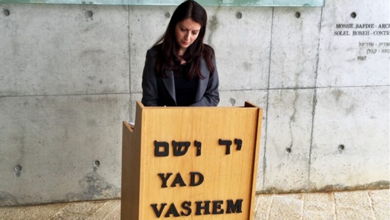 Duzdar bei ihrem Besuch in Jerusalem - hier in der Holocaust-Gedenkstätte Yad Vashem (Bild: APA/SUSANNE PULLER)